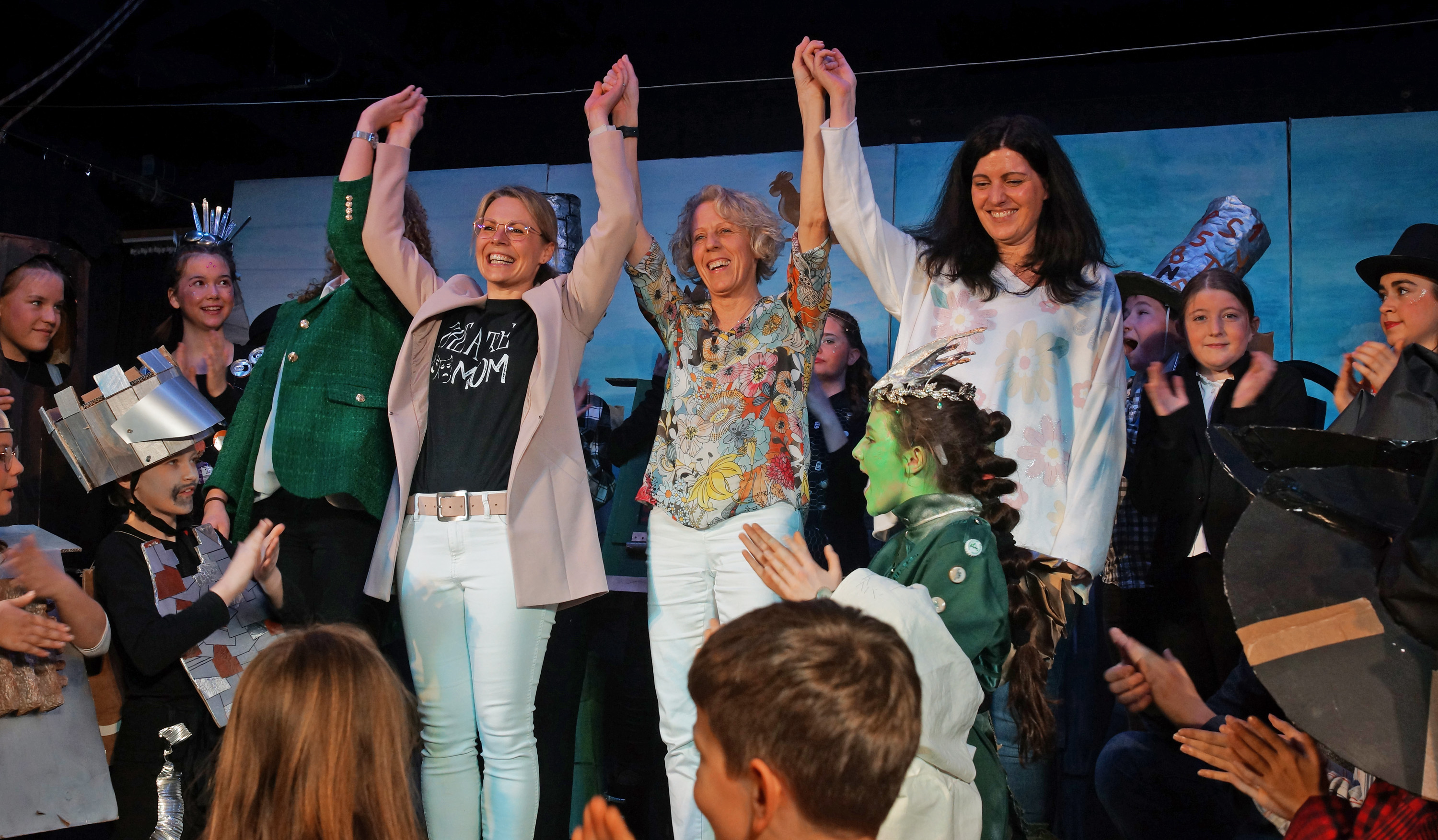 Sie waren hauptverantwortlich dafür, dass das Mammutprojekt „Ritter Rost“ durch die Theatergruppe der Unterstufe des Frankenwald-Gymnasiums ein derart großartiger Erfolg wurde: Stefanie Huber, Alexandra Reiter und Mirjam Gwosdek (von links). Foto: mts